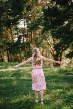 Arkadan görünüşü yeşil park günbatımında kaçıp genç kadın 