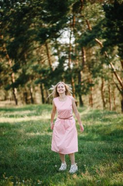 Gün batımında yeşil orman rahatlatıcı genç kadın