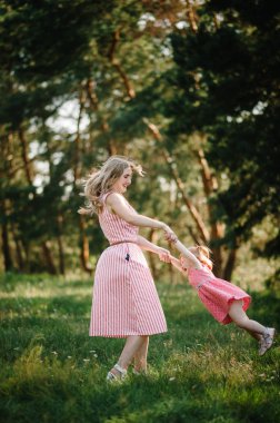 Kusuyor ve kızı Park ellerinde günbatımında iplik anne portresi 