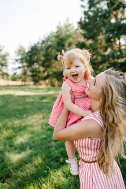 Genç Anne kızı ile yeşil park eğlenmek