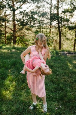 Anne kızı üzerinde elele ve bahar parkta eğleniyor portresi