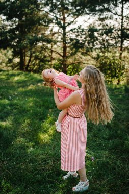 Anne kızı üzerinde elele ve bahar parkta eğleniyor portresi