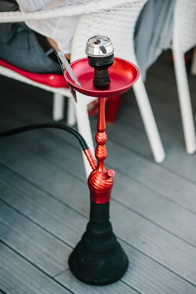 Ναργιλές Κόκκινος Στέκεται Ξύλινο Πάτωμα Στο Εσωτερικό Εστιατόριο Κάρβουνα Ναργιλέ — Φωτογραφία Αρχείου