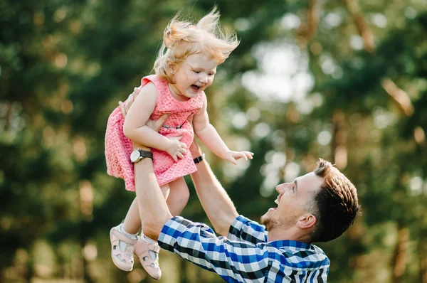 Père Vomit Tourne Fille Sur Nature Pendant Les Vacances Été — Photo