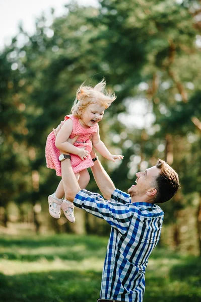 Père Vomit Tourne Fille Sur Nature Pendant Les Vacances Été — Photo