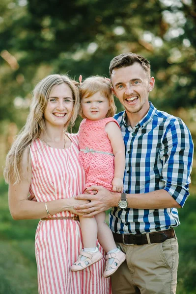 Portrait Jeune Famille Joyeuse Avec Petite Fille Dans Parc Verdoyant — Photo