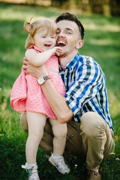 Fille Embrassant Père Sur Nature Pendant Les Vacances Été Papa — Photo