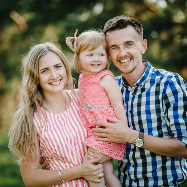 Portrait Jeune Famille Joyeuse Avec Petite Fille Dans Parc Verdoyant — Photo