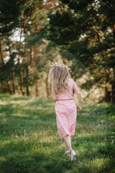 Vue Arrière Jeune Femme Fuir Dans Parc Verdoyant Coucher Soleil — Photo