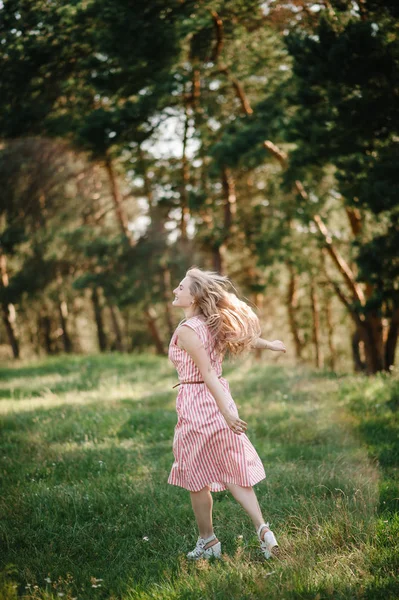 Jeune Femme Relaxant Dans Forêt Verte Coucher Soleil — Photo