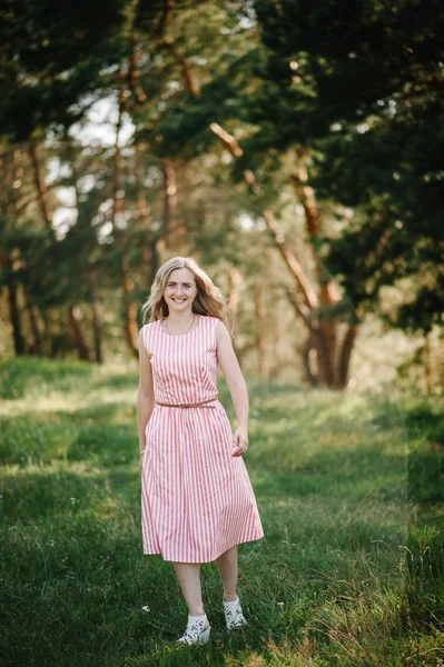 Junge Frau Entspannt Sich Grünen Wald Bei Sonnenuntergang — Stockfoto