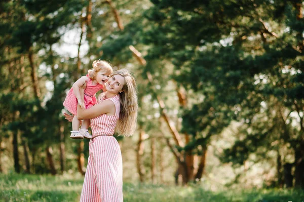 母の肖像画は 夏休みの日に自然に手に娘を保持します 母と娘の日没の時に公園で遊んで フレンドリーな家族の概念 クローズ アップ — ストック写真