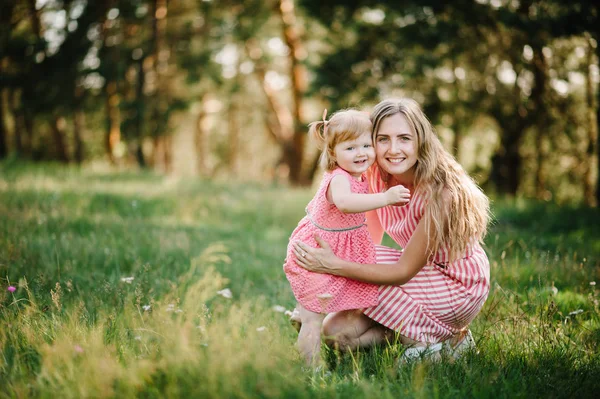 Retrato Chica Encantadora Con Madre Joven Bosques Verdes Atardecer — Foto de Stock