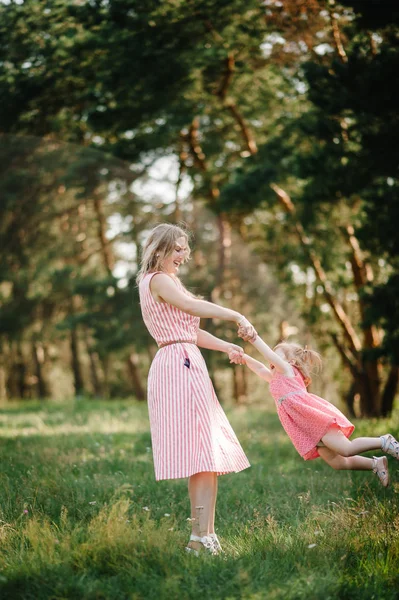 Joven Madre Girando Hija Las Manos Verde Primavera Parque — Foto de Stock