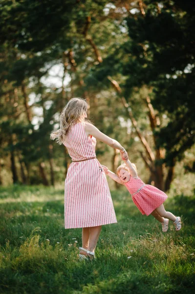 Spinning Lánya Fiatal Anya Kezét Zöld Tavaszi Park — Stock Fotó