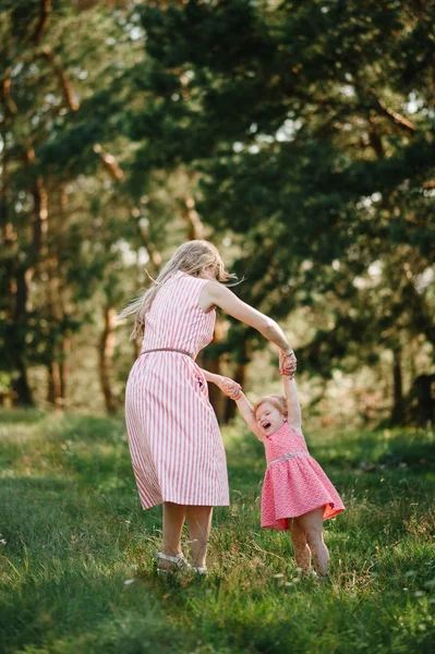 Retrato Madre Vomitando Girando Hija Las Manos Parque Atardecer — Foto de Stock