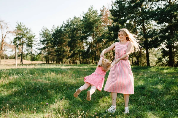 Vrolijke Moeder Dochter Handen Park Spinnen Bij Zonsondergang — Stockfoto