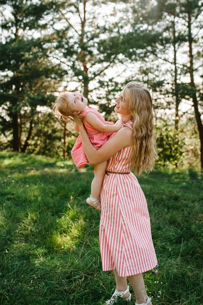 Молодая Мама Развлекается Дочерью Зеленом Парке — стоковое фото