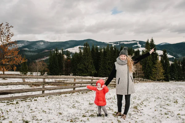 Mère Marchant Avec Petite Fille Dans Paysage Montagne Hiver — Photo