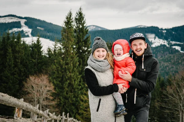 Portrait Jeune Famille Joyeuse Avec Petite Fille Posant Dans Les — Photo