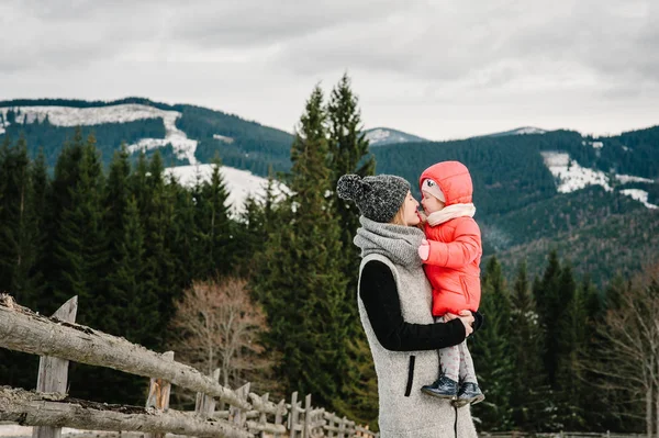 Jeune Mère Avec Fille Vêtements Chauds Reposant Dans Les Montagnes — Photo