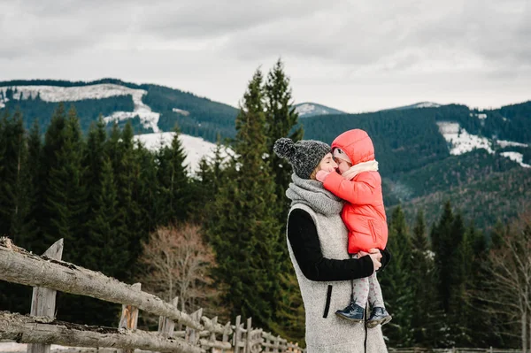 Jeune Mère Avec Fille Vêtements Chauds Reposant Dans Les Montagnes — Photo