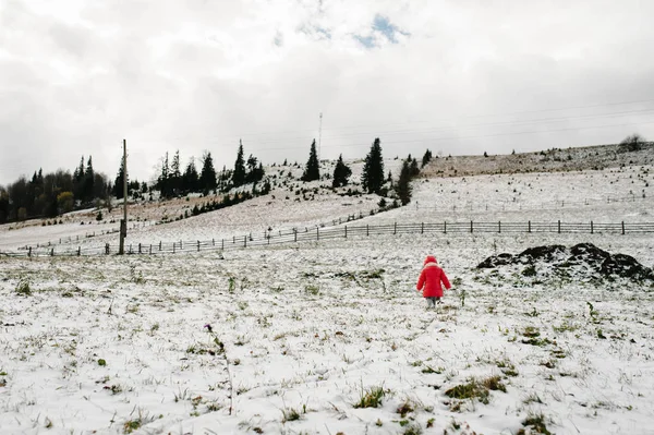 Petite Fille Manteau Rouge Vif Marchant Dans Les Montagnes Enneigées — Photo