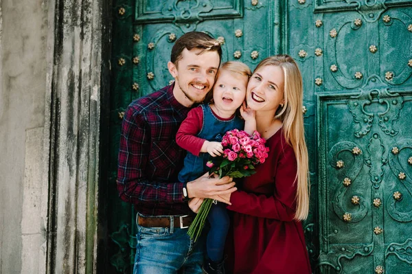 Portrait Jeune Famille Joyeuse Avec Petite Fille — Photo