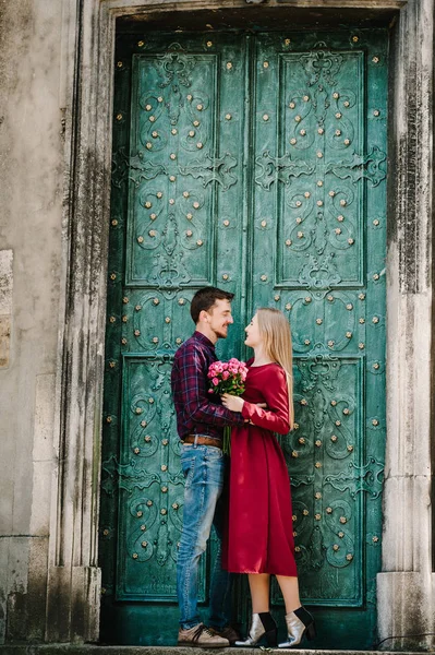 Portrait Cheerful Young Couple Bouquet Pink Roses — Stock Photo, Image