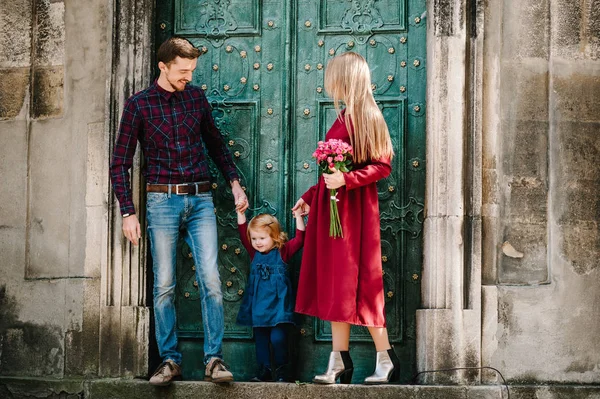 Portrait Famille Jeunes Parents Avec Fille Blonde Sur Fond Vieille — Photo