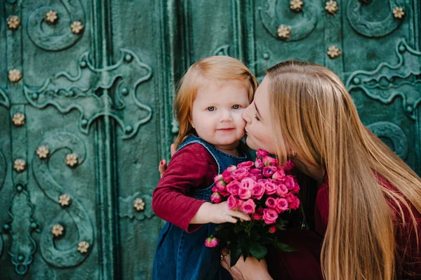 Молодая Мама Розовым Букетом Позирует Дочерью Фоне Старинных Дверей — стоковое фото