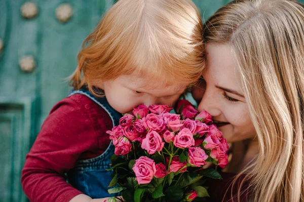 Weergave Van Jonge Moeder Sluit Met Roze Boeket Poseren Met — Stockfoto