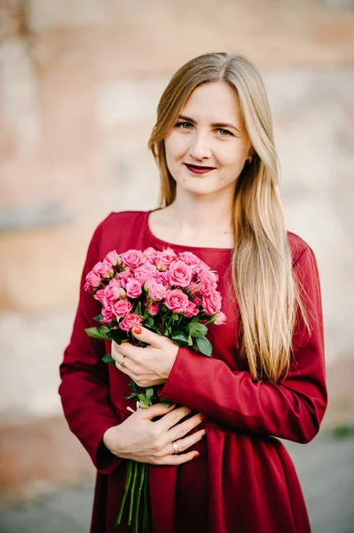 Portret Van Jonge Stijlvolle Vrouw Rode Jurk Bedrijf Boeket Roze — Stockfoto