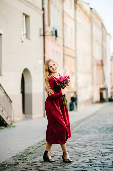 Retrato Jovem Mulher Elegante Vestido Vermelho Posando Com Buquê Rosas — Fotografia de Stock