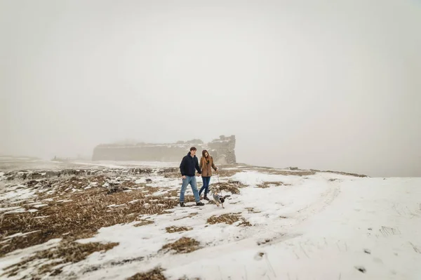 可爱的夫妇走在老城堡废墟在下雪的冬日 — 图库照片