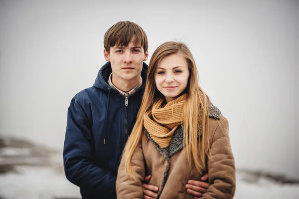 Portrait Jeune Couple Heureux Dans Paysage Hivernal Enneigé — Photo