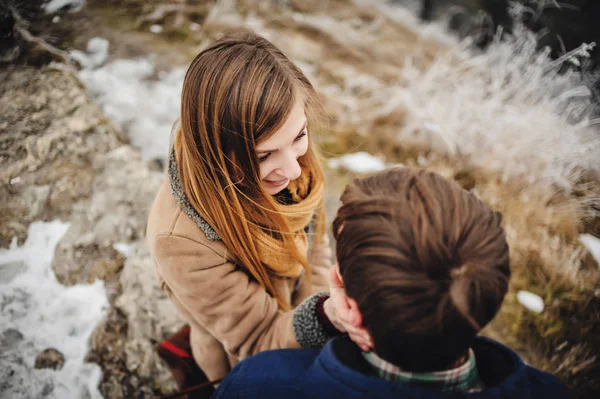 Retrato Pareja Feliz Joven Paisaje Nevado Del Invierno —  Fotos de Stock