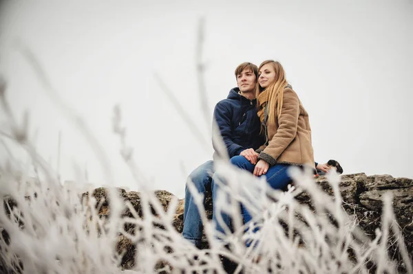 Portrait Jeune Couple Heureux Dans Paysage Hivernal Enneigé — Photo