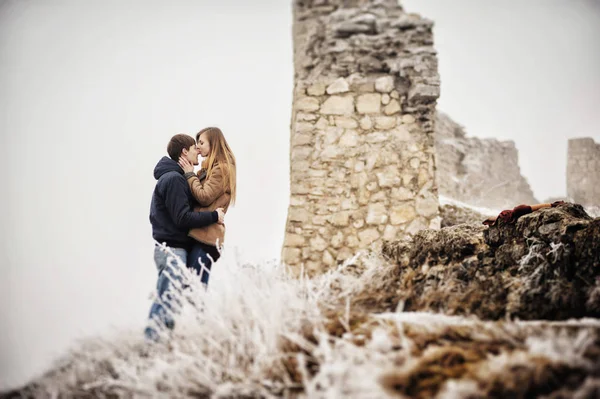 Romántico Amor Besos Invierno Paisaje Con Arruinado Castillo —  Fotos de Stock