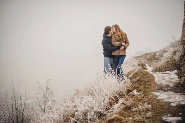 Retrato Jovem Casal Feliz Paisagem Inverno Nevado — Fotografia de Stock