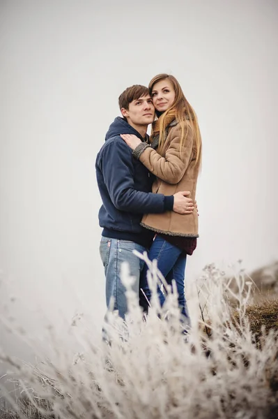 Portrait Jeune Couple Heureux Dans Paysage Hivernal Enneigé — Photo