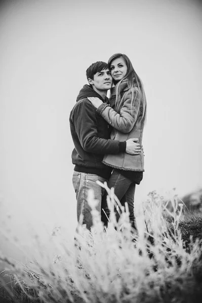 Retrato Jovem Casal Feliz Paisagem Inverno Nevado — Fotografia de Stock