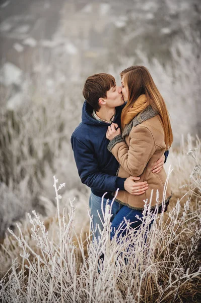 Porträt Eines Jungen Glücklichen Paares Verschneiter Winterlandschaft — Stockfoto