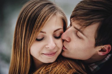 Karlı kış manzara mutlu çift genç portresi 