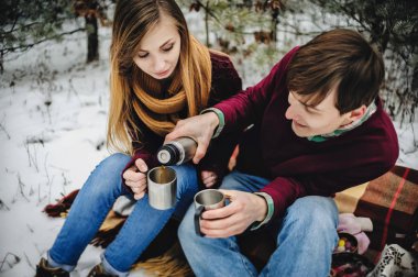 Kış ormanda piknik mulled şarap içme mutlu genç çift