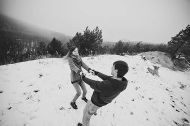 Mutlu çifti eğleniyor karlı kış parkta zaman