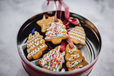 Kapat kutusunu lezzetli Noel kurabiyeleri tam görünümünü gingerbread karlı zemin üzerine