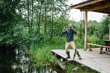 Köprüde sudan büyük balık pike olta ile balıkçı yakaladı
