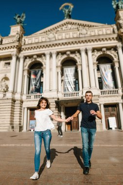 Mutlu delikanlı ve şehrin sokaklarında yürüyen kadın