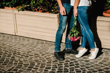 Dip kot pantolon ve ayakkabı kadın ve erkek bacak görünümünü